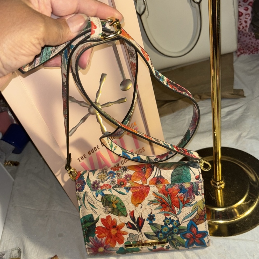 NWOT Floral Steve Madden crossbody w/removable strap - Picture 4 of 12